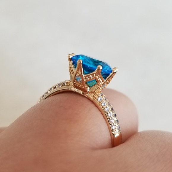 Crown Setting Blue Solitaire - Picture 7 of 8